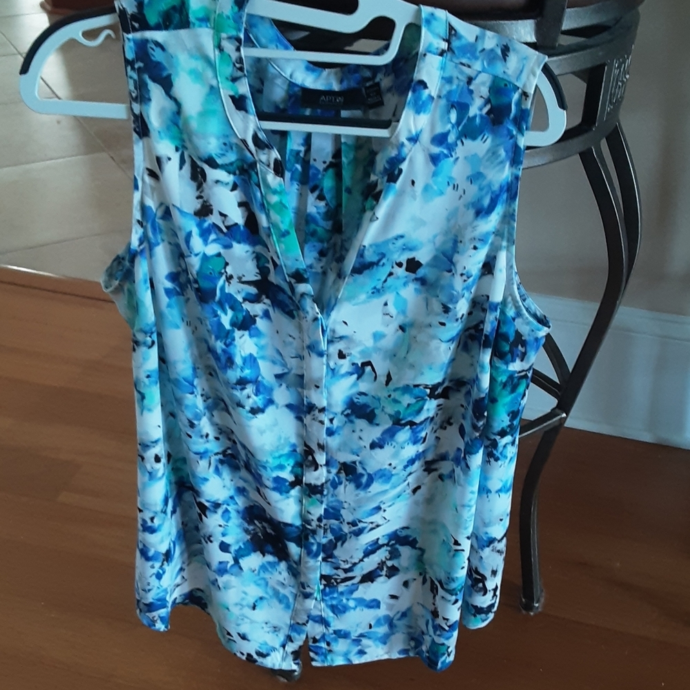 Sleeveless V neck, button front Apt 9 blouse